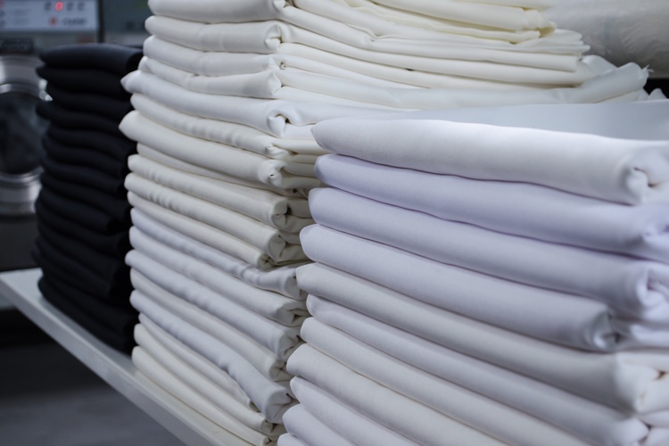 Gefaltete Wäsche im Textilservice.