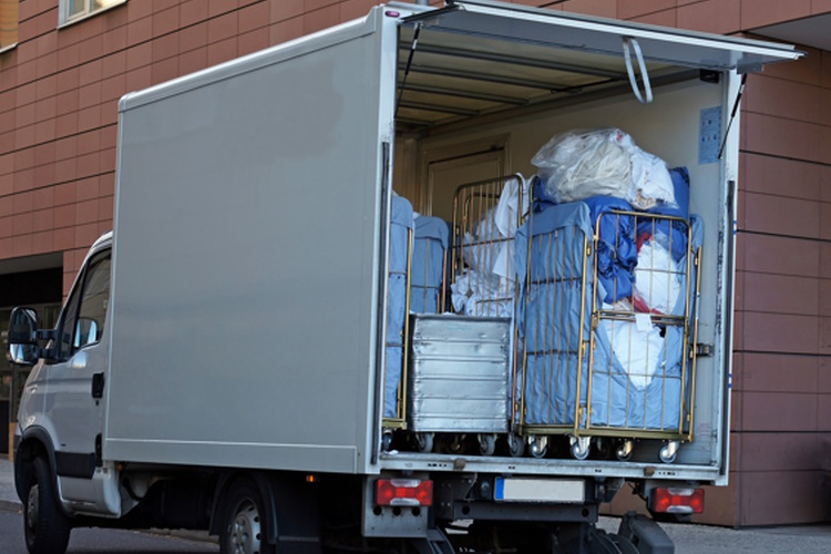 LKW des Textilservice mit geladener Wäsche.